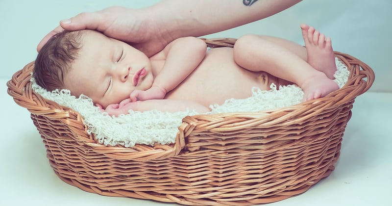Les bienfaits insoupçonnés du portage pour le développement de bébé