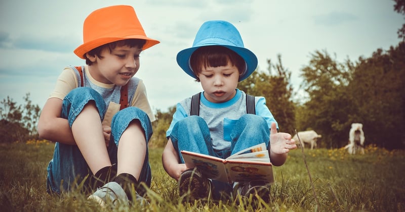 Gérer la rivalité entre frères et sœurs sans intervention systématique : 7 réflexes